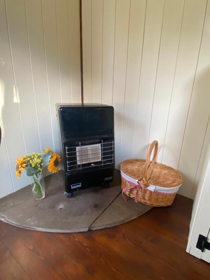The Shepherd'S Hut - Wild Escapes Wrenbury Off Grid Glamping - Ages 12 And Over Baddiley Exteriér fotografie