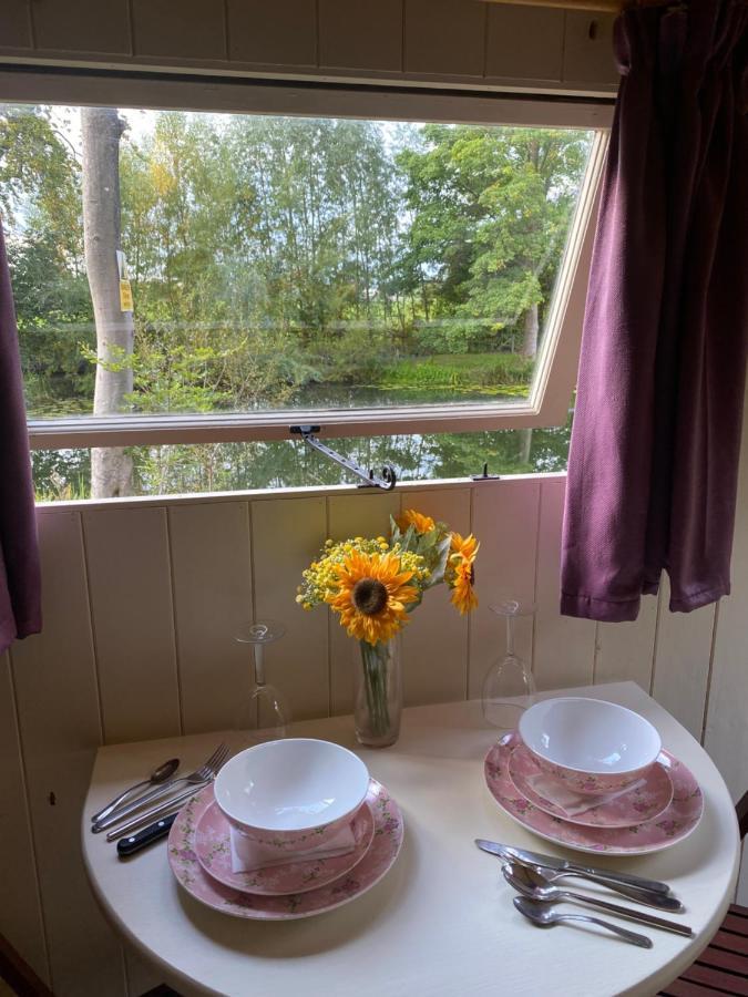 The Shepherd'S Hut - Wild Escapes Wrenbury Off Grid Glamping - Ages 12 And Over Baddiley Exteriér fotografie