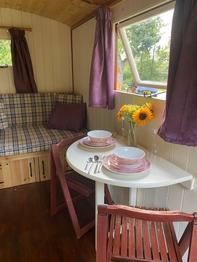 The Shepherd'S Hut - Wild Escapes Wrenbury Off Grid Glamping - Ages 12 And Over Baddiley Exteriér fotografie