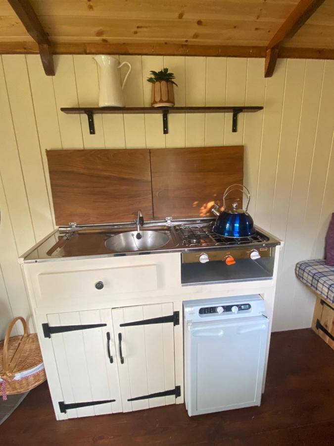 The Shepherd'S Hut - Wild Escapes Wrenbury Off Grid Glamping - Ages 12 And Over Baddiley Exteriér fotografie