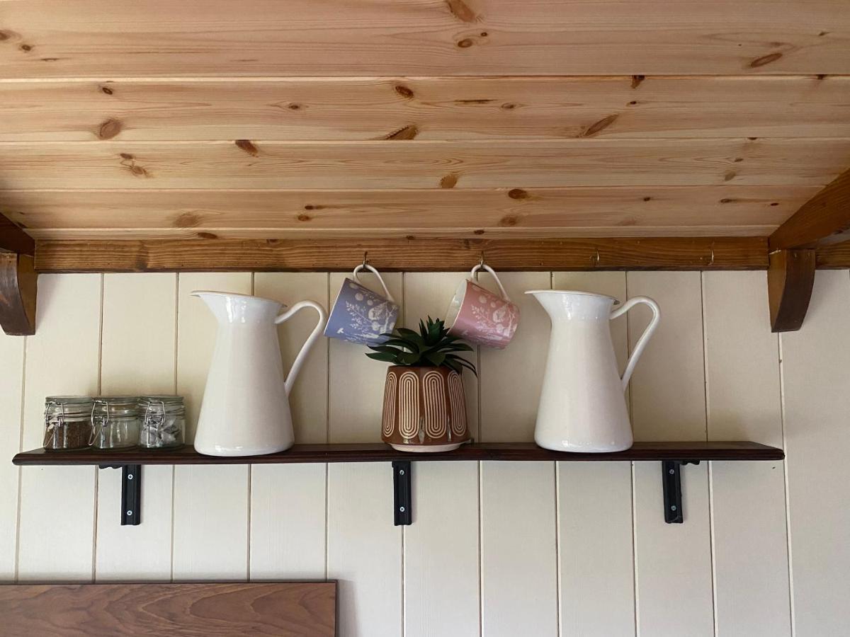 The Shepherd'S Hut - Wild Escapes Wrenbury Off Grid Glamping - Ages 12 And Over Baddiley Exteriér fotografie